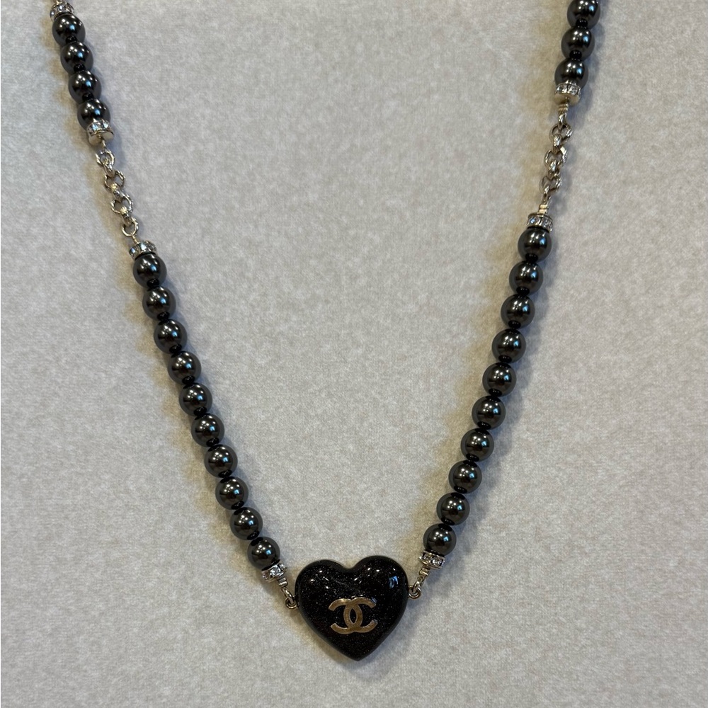 CHANEL Reversible Pearl & Crystal CC Heart LONG necklace 🖤